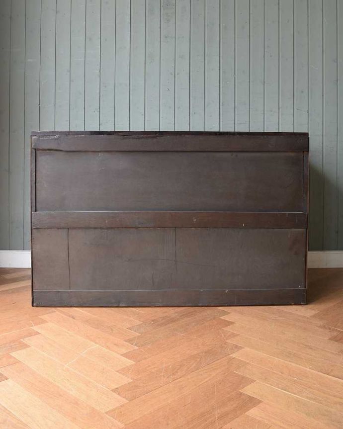 サイドボード　アンティーク家具　英国輸入のアンティークシャツキャビネット（ショップキャビネット）。修復してあるので後姿もキレイ！アンティークは新品ではないので、もちろん経年変化によるキズはありますが、専門の職人がキレイに修復したので、後ろ姿もキレイです。(m-603-f)