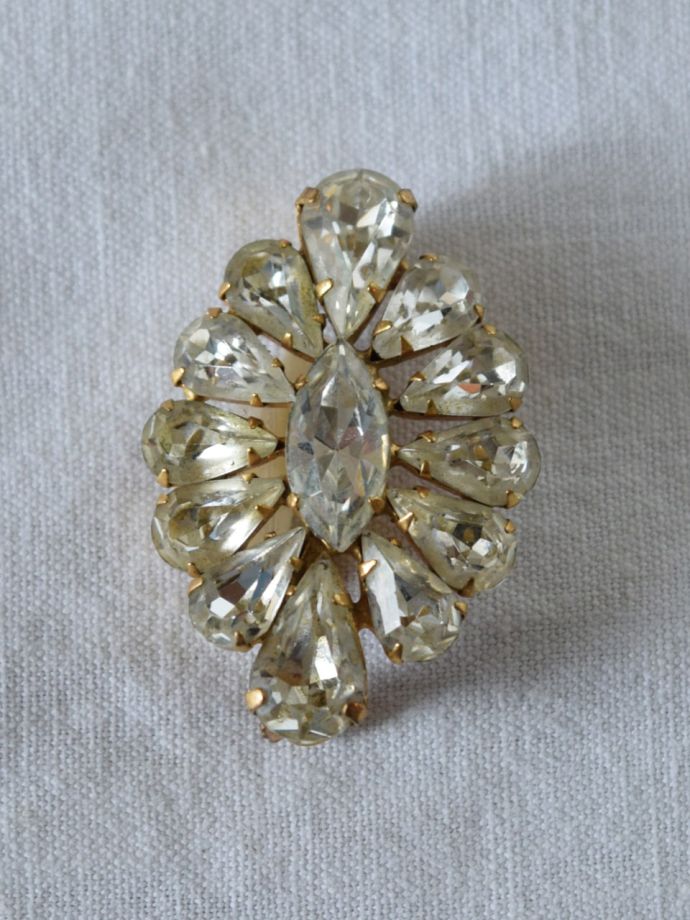 アンティークのおしゃれなアクセサリー、ラインストーンがキラっと輝く