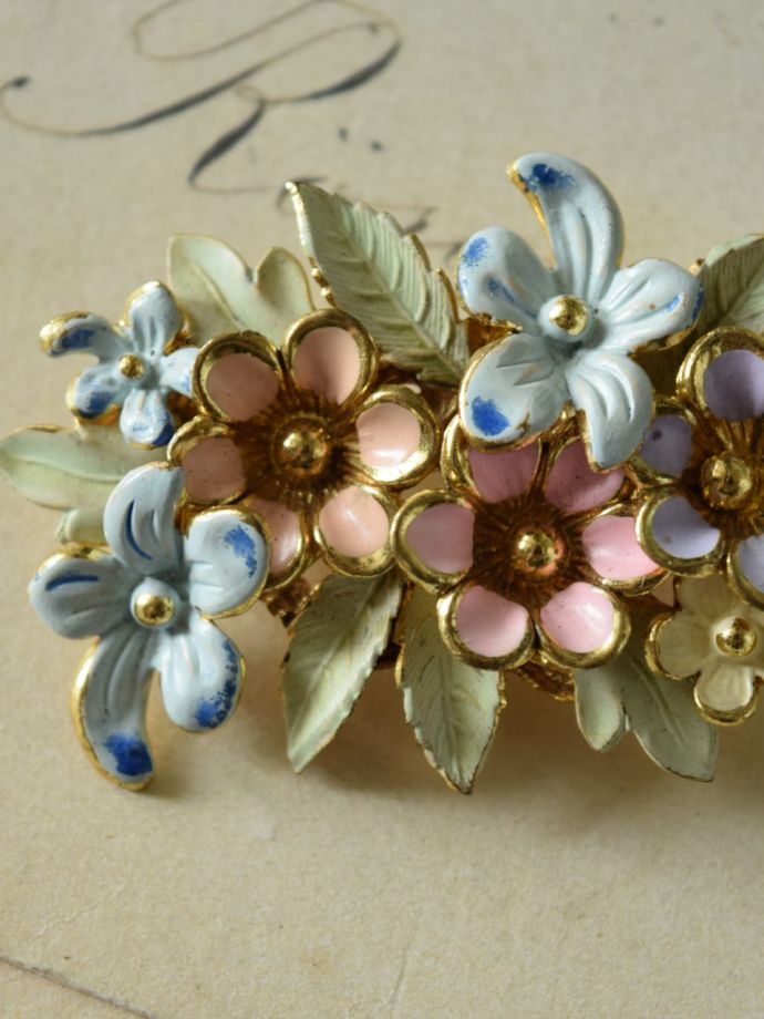 イギリスのビンテージアクセサリー、色とりどりのお花が咲いた可愛い