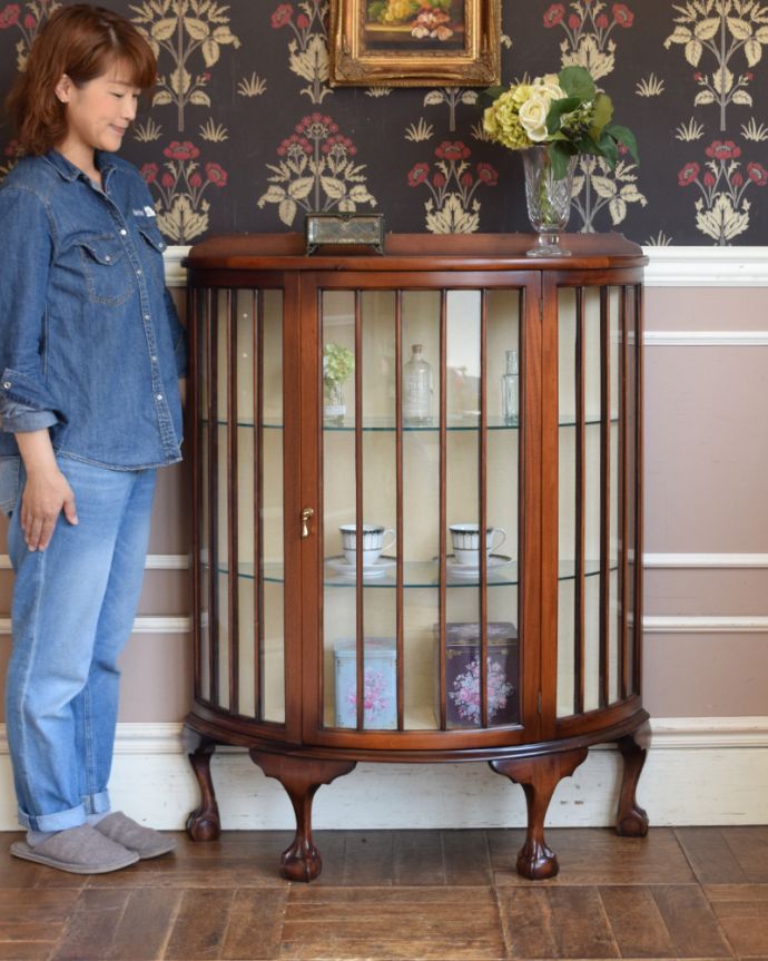 アンティークのキャビネット　アンティーク家具　アンティーク英国輸入家具、脚先まで美しいハーフムーンタイプのガラスキャビネット。どこからでも中が見える半月型のキャビネット半月型をしたハーフムーンのキャビネットは、グルっと180度、どの場所からも中が美しく見える人気のキャビネットです。(m-608-f)
