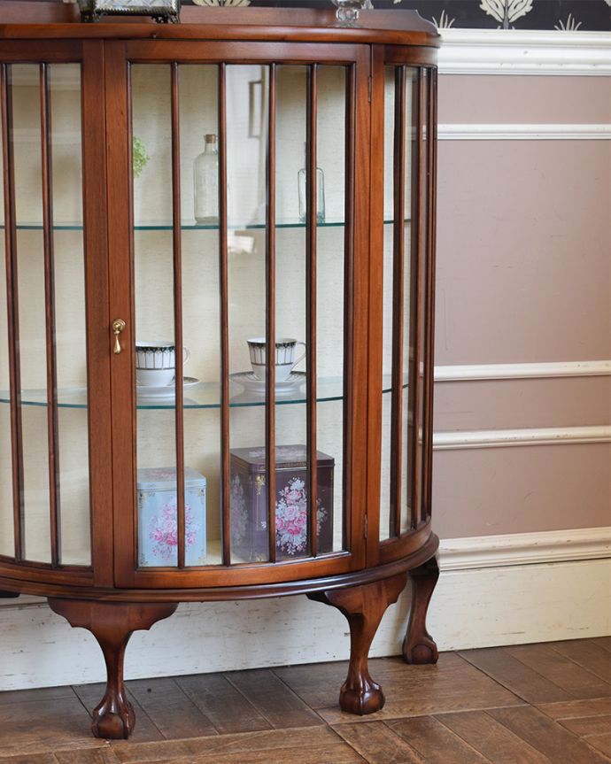 アンティークのキャビネット　アンティーク家具　アンティーク英国輸入家具、脚先まで美しいハーフムーンタイプのガラスキャビネット。ガラス越しに見るお気に入りの美しさ…アンティークのガラス扉を通して見ると、中に入れたものがキラッキラに輝いて見えるんです。(m-608-f)