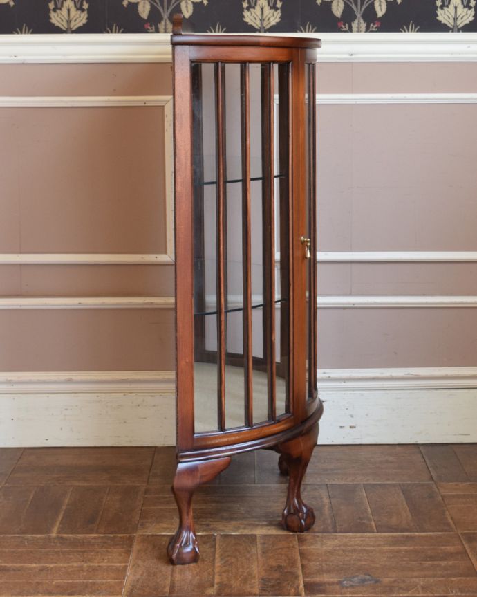 アンティークのキャビネット　アンティーク家具　アンティーク英国輸入家具、脚先まで美しいハーフムーンタイプのガラスキャビネット。180度どこからでも中が見れちゃうグルっと180度、どの角度からでも中が見れるハーフムーン型。(m-608-f)