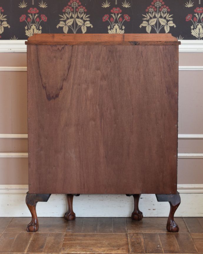 アンティークのキャビネット　アンティーク家具　アンティーク英国輸入家具、脚先まで美しいハーフムーンタイプのガラスキャビネット。もちろん後姿もキレイですアンティークは新品ではないので、もちろん経年変化によるキズはありますが、専門の職人がしっかり修復しているので後ろ姿までキレイです。(m-608-f)