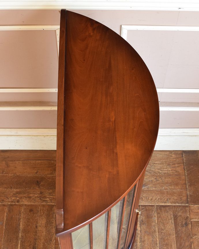 アンティークのキャビネット　アンティーク家具　アンティーク英国輸入家具、脚先まで美しいハーフムーンタイプのガラスキャビネット。上から見るとよく分かるハーフムーンの形キャビネットを上から見てみるとこんな感じの半月型。(m-608-f)