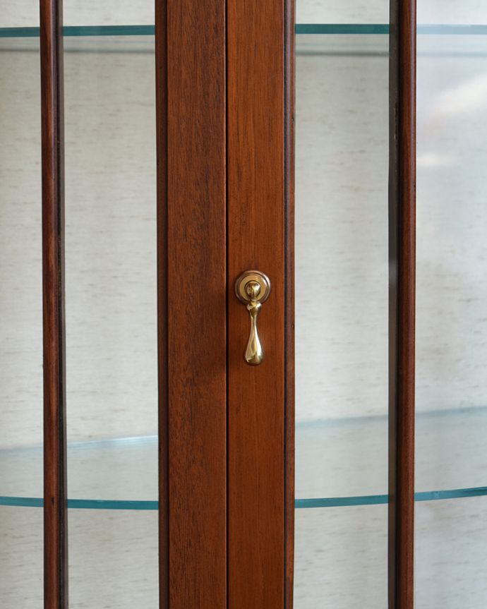 アンティークのキャビネット　アンティーク家具　アンティーク英国輸入家具、脚先まで美しいハーフムーンタイプのガラスキャビネット。開ける度にワクワク･･･ 取っ手をつまんで開くとまるで宝箱を開けるみたいです。(m-608-f)