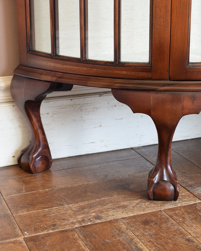 アンティークのキャビネット　アンティーク家具　アンティーク英国輸入家具、脚先まで美しいハーフムーンタイプのガラスキャビネット。女性1人でラクラク運べちゃう仕掛けHandleのアンティークは、脚の裏にフェルトキーパーをお付けしています。(m-608-f)