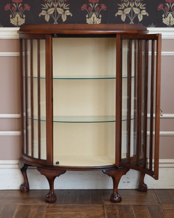 アンティークのキャビネット　アンティーク家具　アンティーク英国輸入家具、脚先まで美しいハーフムーンタイプのガラスキャビネット。扉を開けて中を見てみると…職人がキレイに修復して、背板も新しい生地に張替えました。(m-608-f)