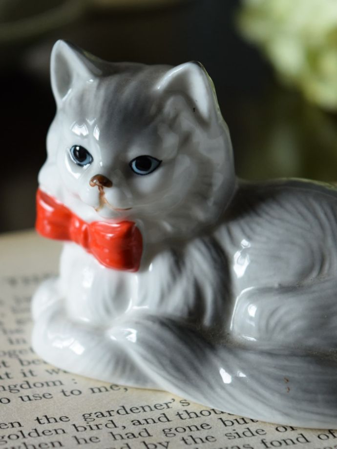 イギリスで見つけたアンティークのオブジェ、ネコのフィギュリン(m
