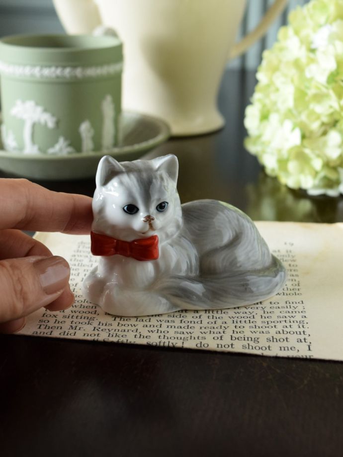 イギリスで見つけたアンティークのオブジェ、ネコのフィギュリン(m