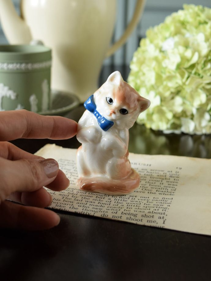 イギリスで見つけたアンティークのオブジェ、ネコのフィギュリン(m