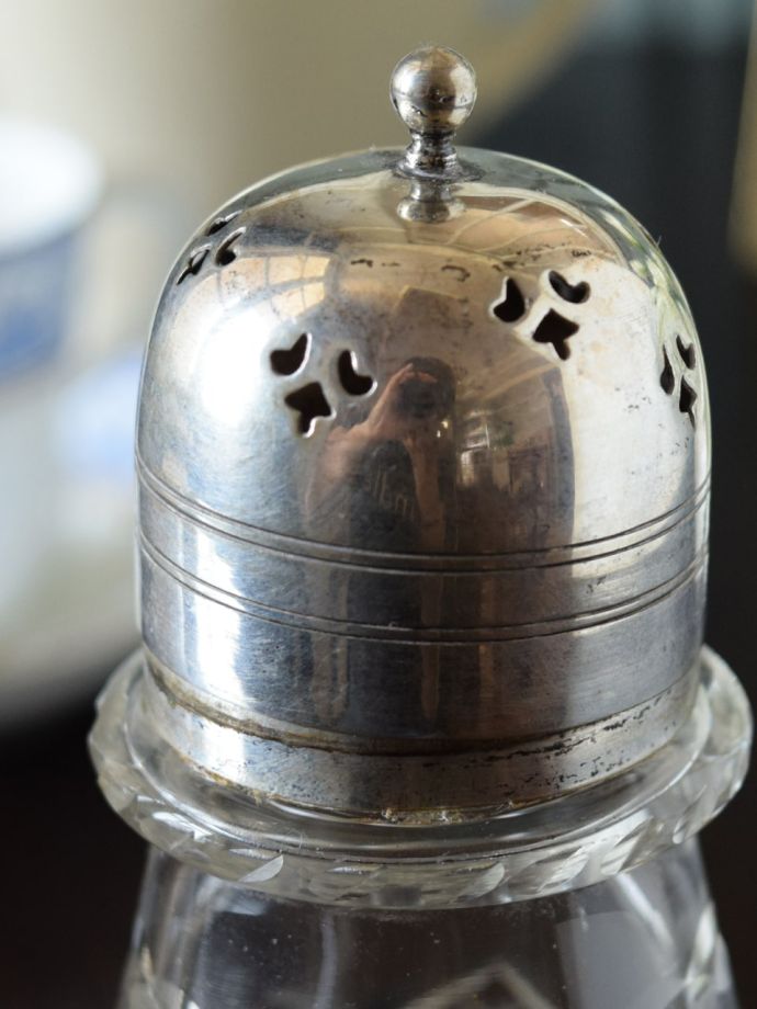 アンティークガラスのスパイス入れ