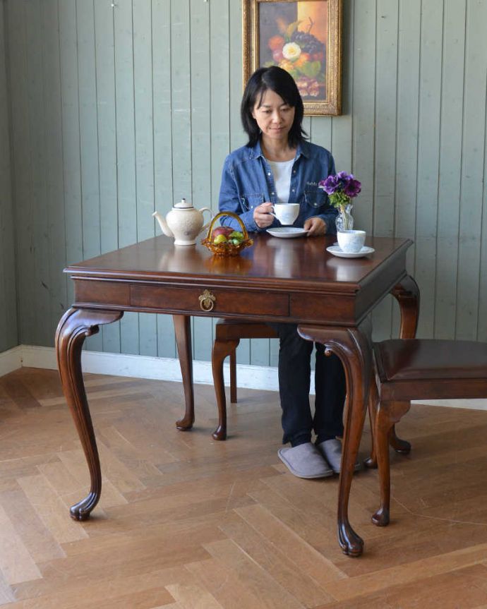 ロイドテーブル　アンティーク家具　英国輸入のアンティーク家具、引き出し付きのオケージョナルテーブル（マホガニーテーブル）。ちょこっと使えるサイズが嬉しいアンティークのテーブル1人～2人掛けのテーブルにピッタリのサイズ。(m-611-f)