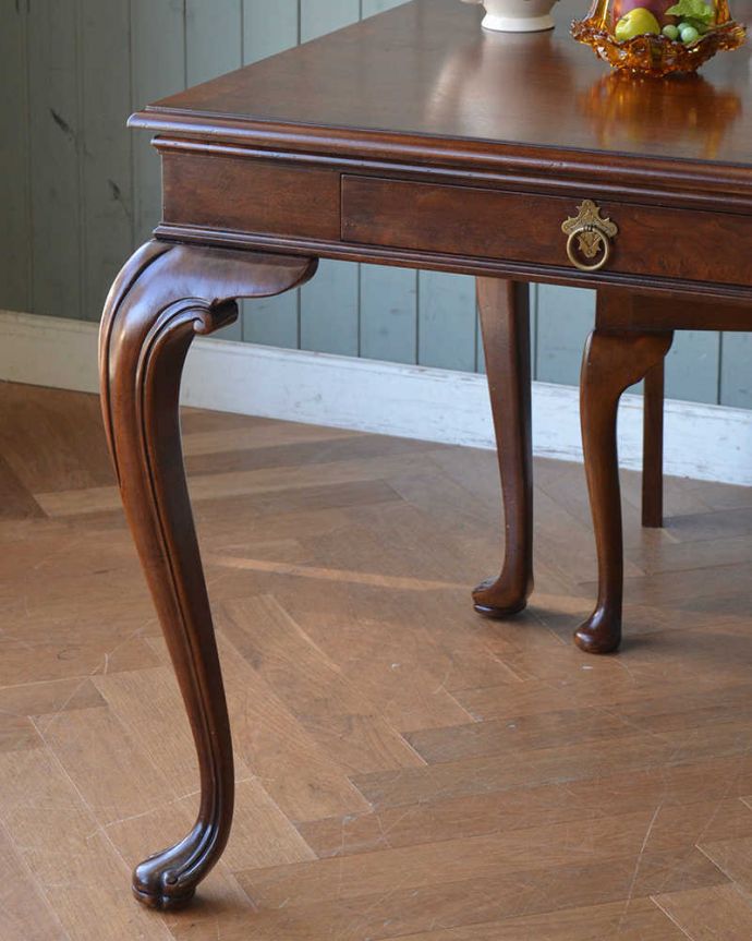 ロイドテーブル　アンティーク家具　英国輸入のアンティーク家具、引き出し付きのオケージョナルテーブル（マホガニーテーブル）。上品で優雅なアンティーク凛とした雰囲気が漂うアンティークらしい立ち姿のテーブル。(m-611-f)