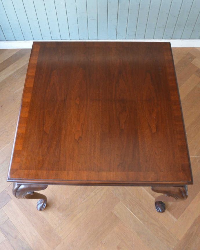 ロイドテーブル　アンティーク家具　英国輸入のアンティーク家具、引き出し付きのオケージョナルテーブル（マホガニーテーブル）。天板の形を見てみると･･･テーブルの形を上から見ると、こんな感じです。(m-611-f)