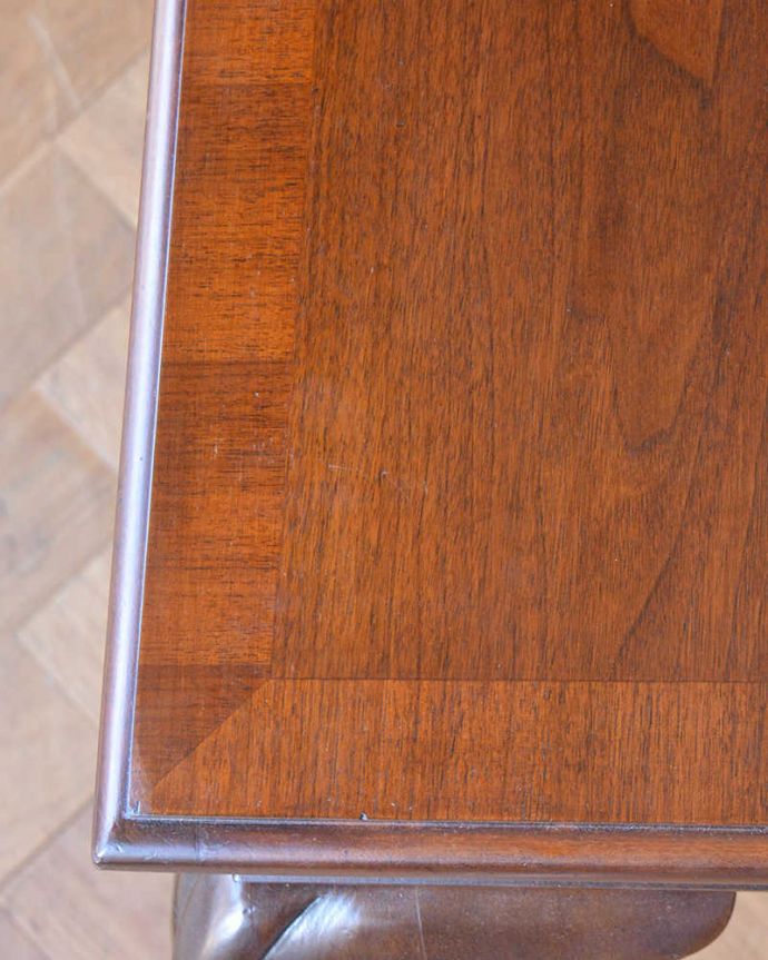 ロイドテーブル　アンティーク家具　英国輸入のアンティーク家具、引き出し付きのオケージョナルテーブル（マホガニーテーブル）。天板の周りのデザインもステキ天板の周りのカッティングも美しいんです。(m-611-f)