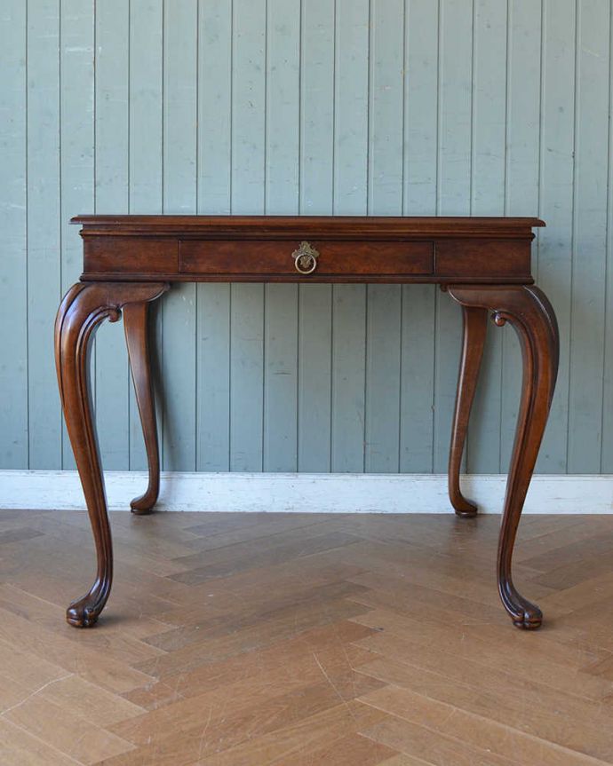 ロイドテーブル　アンティーク家具　英国輸入のアンティーク家具、引き出し付きのオケージョナルテーブル（マホガニーテーブル）。クルッと回転。(m-611-f)