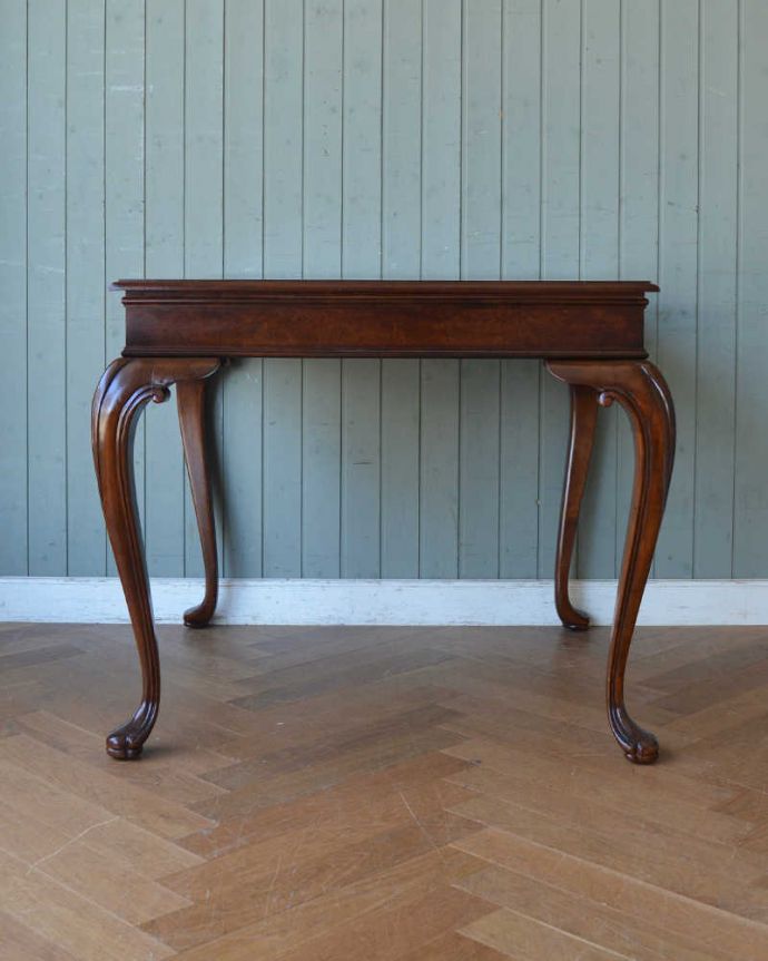 ロイドテーブル　アンティーク家具　英国輸入のアンティーク家具、引き出し付きのオケージョナルテーブル（マホガニーテーブル）。こちら側も、もちろんキレイです！アンティークは新品ではないので、もちろん経年変化によるキズはありますが、専門の職人がキレイにお直しをしているので、どの角度から見てもキレイです。(m-611-f)