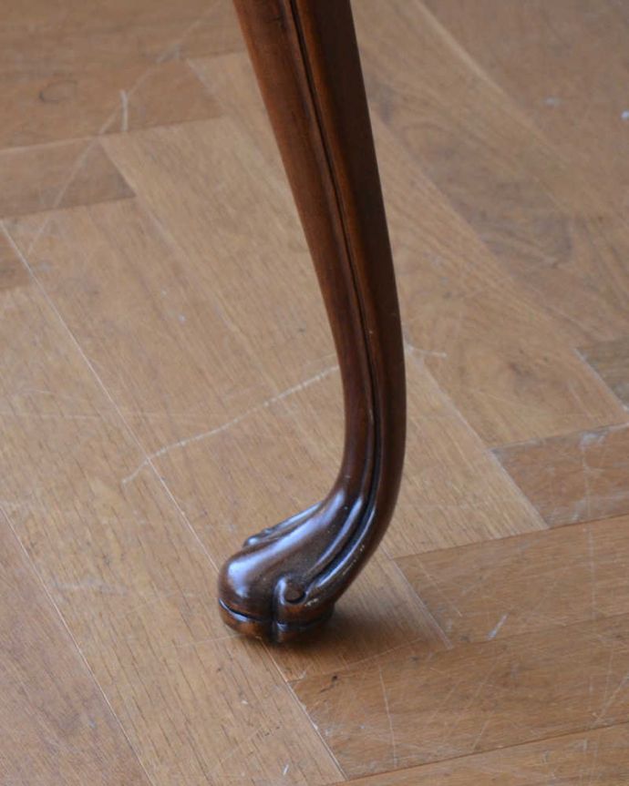 ロイドテーブル　アンティーク家具　英国輸入のアンティーク家具、引き出し付きのオケージョナルテーブル（マホガニーテーブル）。持ち上げなくても移動できます！Handleのアンティークは、脚の裏にフェルトキーパーをお付けしていますので、床を滑らせてれば移動が簡単です。(m-611-f)