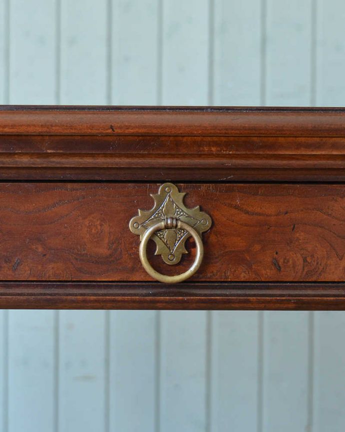 ロイドテーブル　アンティーク家具　英国輸入のアンティーク家具、引き出し付きのオケージョナルテーブル（マホガニーテーブル）。上品な取っ手がアクセントになっています。(m-611-f)