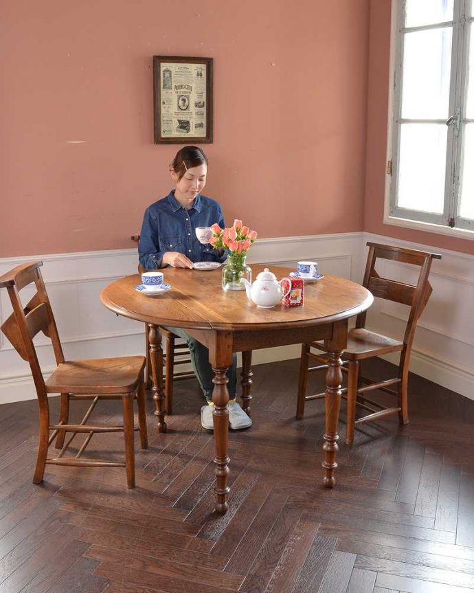 アンティークのテーブル　アンティーク家具　大きさが変えられるアンティーク家具、オーク材のドロップリーフテーブル(バタフライテーブル)。可愛いデザインのバタフライテーブルまるで蝶々が羽を広げるような形で折りたたみが出来るところから名前が付けられた「バタフライ（蝶々）テーブル」。(m-612-f)