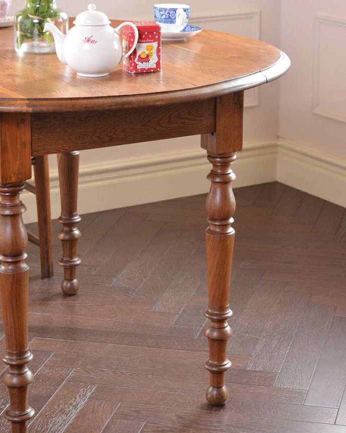 アンティークのテーブル　アンティーク家具　大きさが変えられるアンティーク家具、オーク材のドロップリーフテーブル(バタフライテーブル)。ポコポコっとした可愛らしい脚のデザインアンティークらしい、ぬくもりあるやさしい脚のデザイン。(m-612-f)