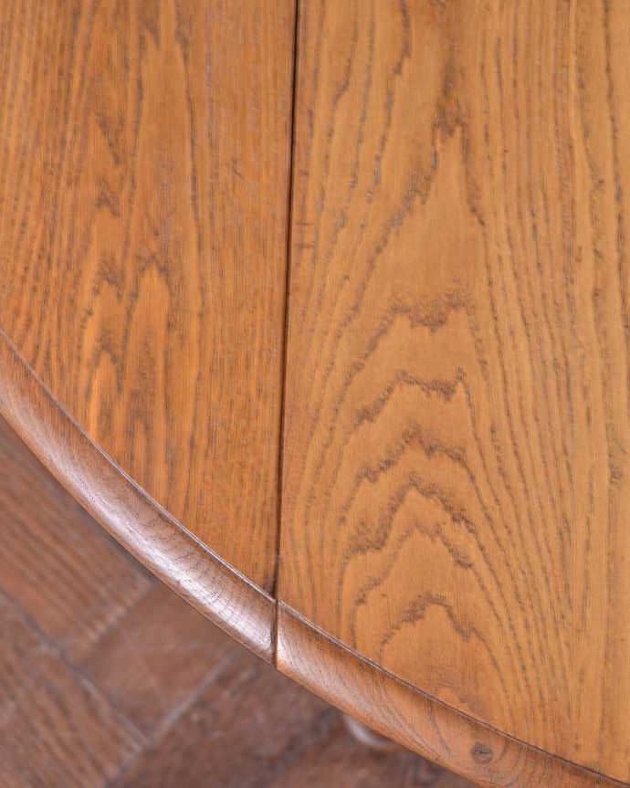 アンティークのテーブル　アンティーク家具　大きさが変えられるアンティーク家具、オーク材のドロップリーフテーブル(バタフライテーブル)。近づいて見てみると･･･時間と手間暇を掛けて職人が丁寧にお直しした天板は、木目も美しく見えます。(m-612-f)