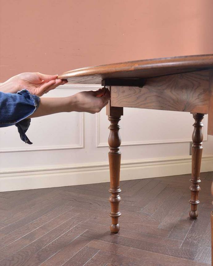 アンティークのテーブル　アンティーク家具　大きさが変えられるアンティーク家具、オーク材のドロップリーフテーブル(バタフライテーブル)。あっという間にサイズが変えれます。(m-612-f)