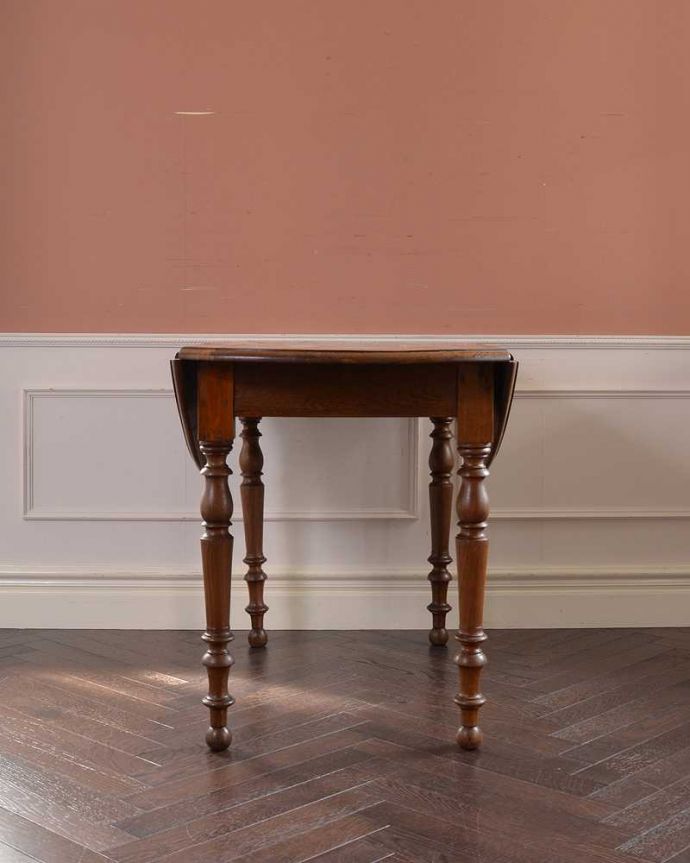 アンティークのテーブル　アンティーク家具　大きさが変えられるアンティーク家具、オーク材のドロップリーフテーブル(バタフライテーブル)。横から見てみると･･･テーブルを横から見るとこんな感じ。(m-612-f)