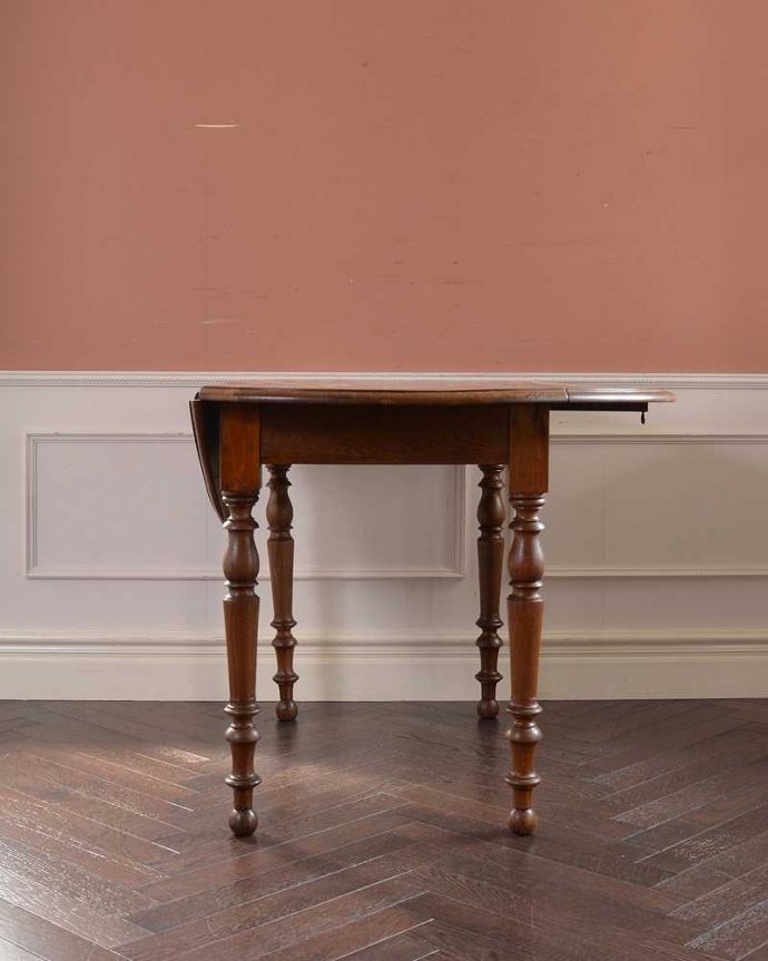 アンティークのテーブル　アンティーク家具　大きさが変えられるアンティーク家具、オーク材のドロップリーフテーブル(バタフライテーブル)。片方だけ開いても･･･片方の羽を開くとこんな感じです。(m-612-f)