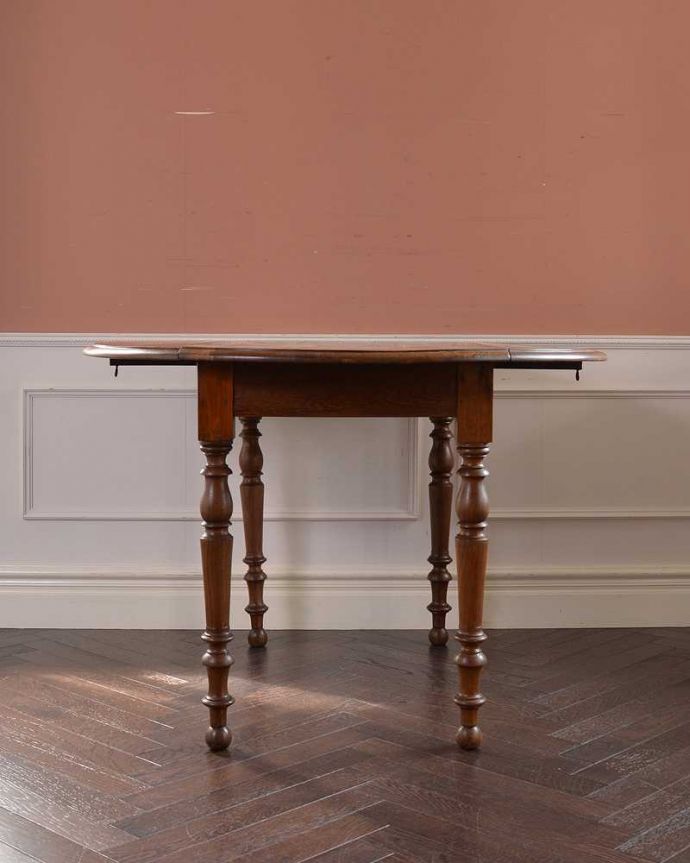 アンティークのテーブル　アンティーク家具　大きさが変えられるアンティーク家具、オーク材のドロップリーフテーブル(バタフライテーブル)。両方開いたらこんな感じ開いても閉じても、自由に使える便利さが魅力です。(m-612-f)