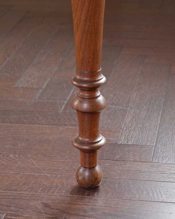 アンティークのテーブル　アンティーク家具　大きさが変えられるアンティーク家具、オーク材のドロップリーフテーブル(バタフライテーブル)。持ち上げなくても移動できます！Handleのアンティークは、脚の裏にフェルトキーパーをお付けしていますので、持ち上げなくても床を滑らせれば女性でも簡単に移動させることが出来ます。(m-612-f)