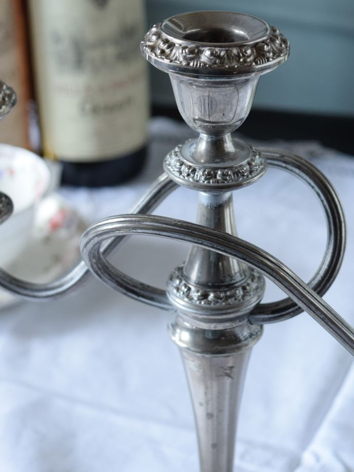 英国アンティークのシルバープレートの燭台、装飾が豪華なキャンドル