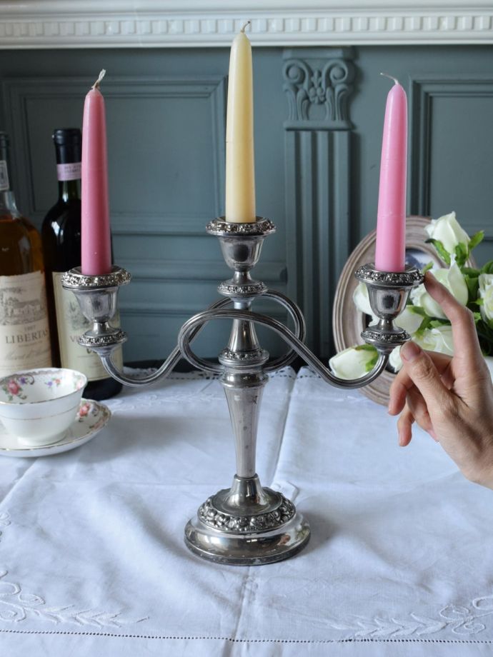 英国アンティークのシルバープレートの燭台、装飾が豪華なキャンドル