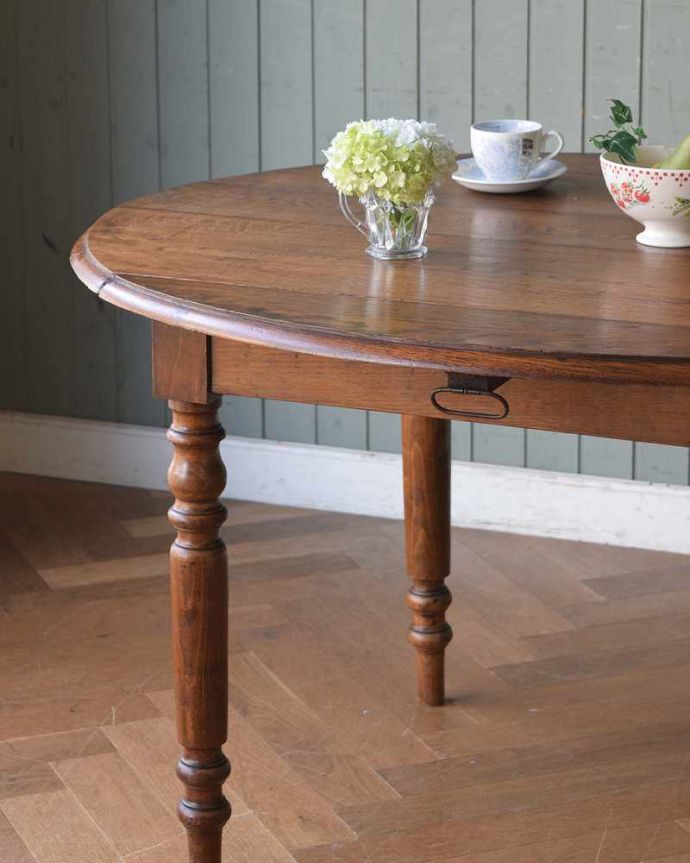 アンティークのテーブル　アンティーク家具　使い方に合わせて大きさが変えられる便利なアンティーク家具、オーク材のドロップリーフテーブル(バタフライテーブル)。ポコポコっとした可愛らしい脚のデザインアンティークらしい、ぬくもりあるやさしい脚のデザイン。(m-613-f)