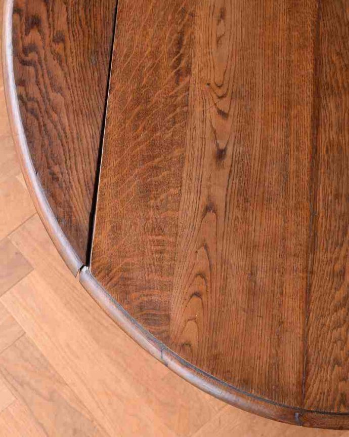 アンティークのテーブル　アンティーク家具　使い方に合わせて大きさが変えられる便利なアンティーク家具、オーク材のドロップリーフテーブル(バタフライテーブル)。近づいて見てみると･･･時間と手間暇を掛けて職人が丁寧にお直しした天板は、木目も美しく見えます。(m-613-f)