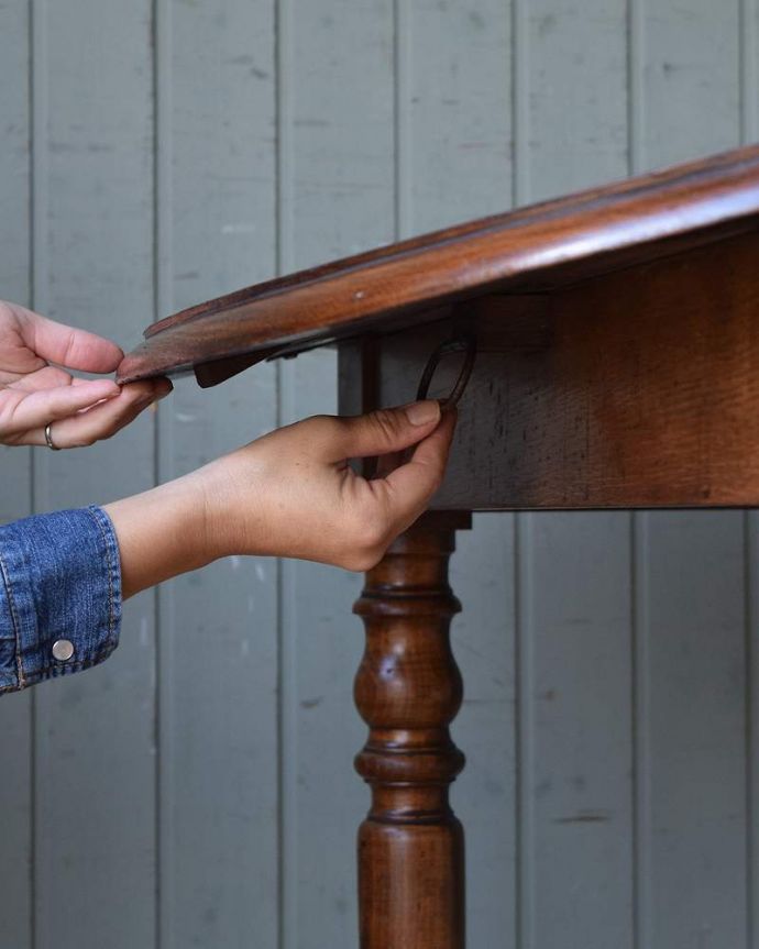 アンティークのテーブル　アンティーク家具　使い方に合わせて大きさが変えられる便利なアンティーク家具、オーク材のドロップリーフテーブル(バタフライテーブル)。あっという間にサイズが変えれます。(m-613-f)