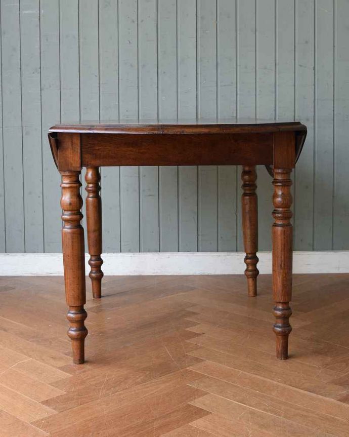 アンティークのテーブル　アンティーク家具　使い方に合わせて大きさが変えられる便利なアンティーク家具、オーク材のドロップリーフテーブル(バタフライテーブル)。横から見てみると･･･テーブルを横から見るとこんな感じ。(m-613-f)