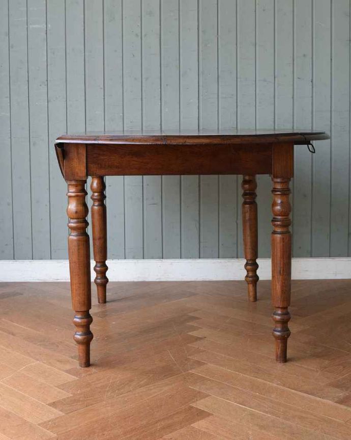 アンティークのテーブル　アンティーク家具　使い方に合わせて大きさが変えられる便利なアンティーク家具、オーク材のドロップリーフテーブル(バタフライテーブル)。片方だけ開いても･･･片方の羽を開くとこんな感じです。(m-613-f)