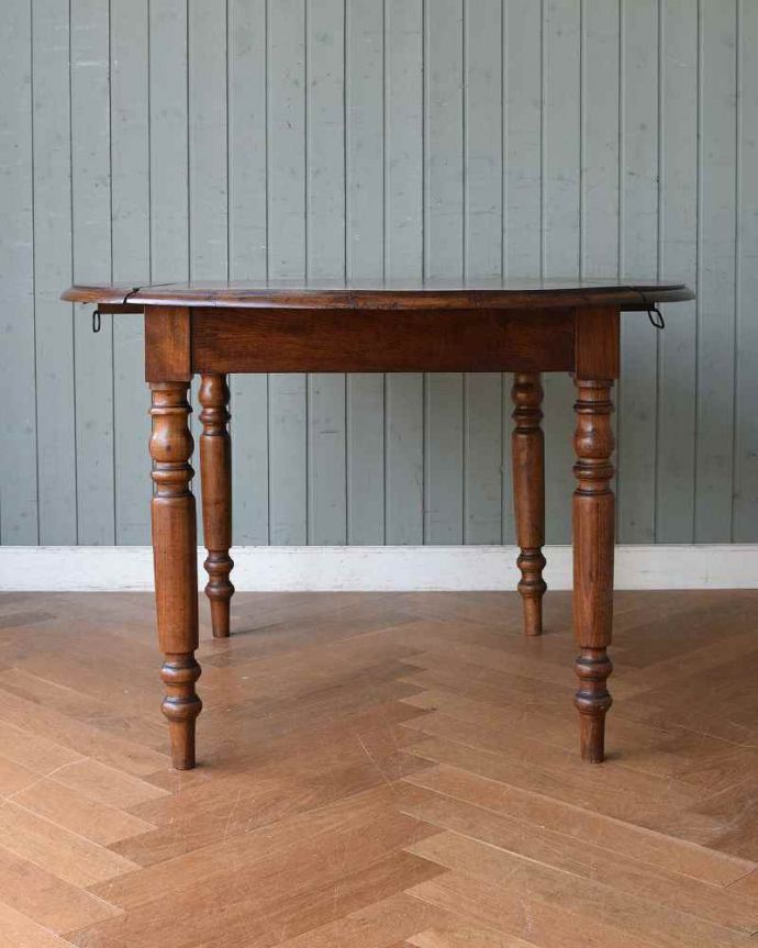 アンティークのテーブル　アンティーク家具　使い方に合わせて大きさが変えられる便利なアンティーク家具、オーク材のドロップリーフテーブル(バタフライテーブル)。両方開いたらこんな感じ開いても閉じても、自由に使える便利さが魅力です。(m-613-f)