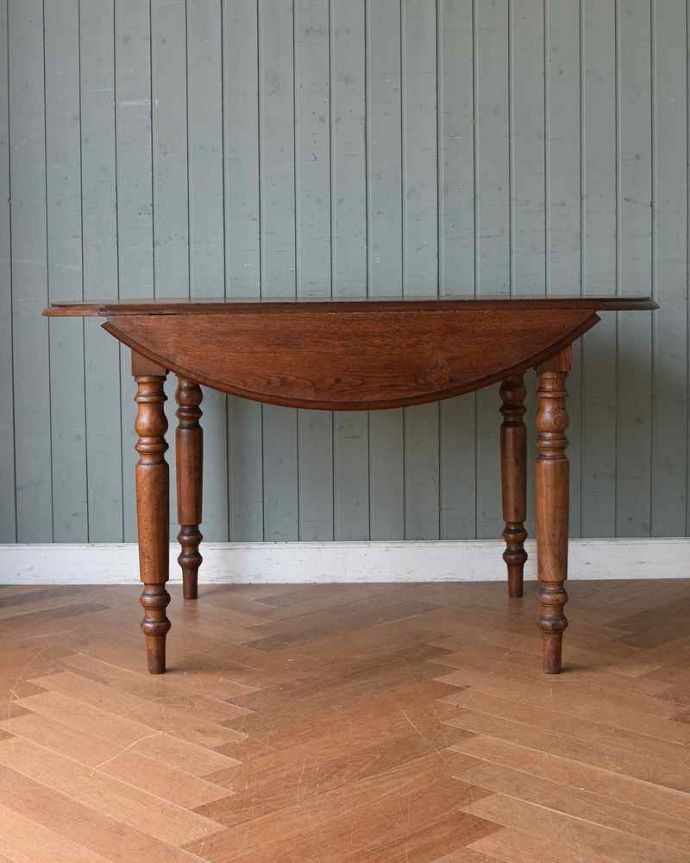 アンティークのテーブル　アンティーク家具　使い方に合わせて大きさが変えられる便利なアンティーク家具、オーク材のドロップリーフテーブル(バタフライテーブル)。クルッと回転。(m-613-f)