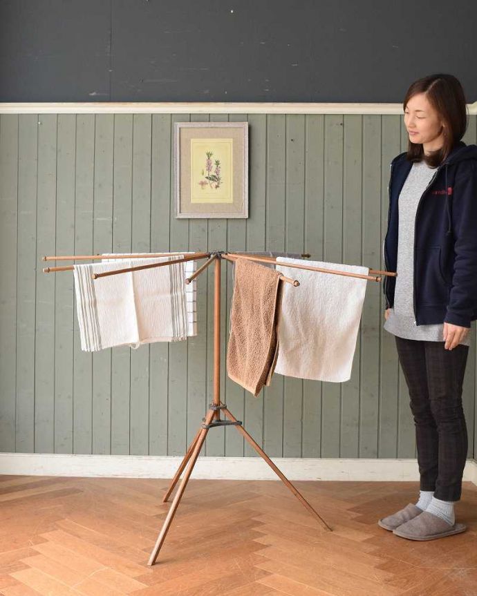 タオルハンガー アンティーク家具 フランスで見つけた折りたたみ式のアンティークランドリーハンガー(タオルハンガー)。使いやすさNo.1!便利なアンティークどこのお家でも使っているハンガーラックも、アンティークだったらデザインが素敵だから、なんだかオシャレに使えます。(m-614-f)