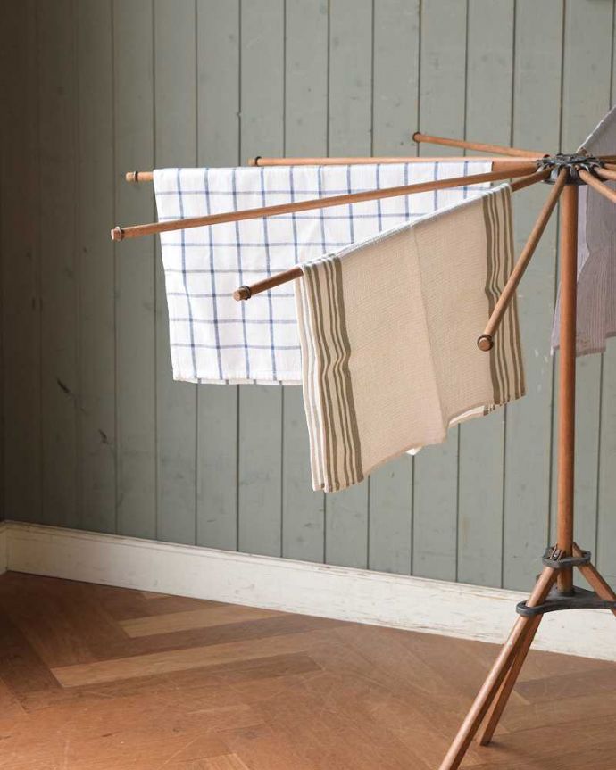 タオルハンガー アンティーク家具 フランスで見つけた折りたたみ式のアンティークランドリーハンガー(タオルハンガー)。ちょっと置いておきたい…をキレイに収納コレさえあればキレイに収納出来てお部屋もスッキリ見えるんです。(m-614-f)