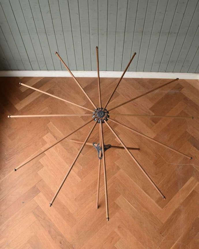 タオルハンガー アンティーク家具 フランスで見つけた折りたたみ式のアンティークランドリーハンガー(タオルハンガー)。上から見てもキレイアンティークは新品ではないので経年変化によるキズはありますが、専門の職人がキレイにお直ししました。(m-614-f)