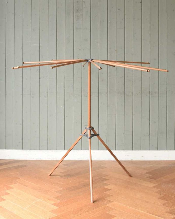 タオルハンガー アンティーク家具 フランスで見つけた折りたたみ式のアンティークランドリーハンガー(タオルハンガー)。横から見ると・・・360度、どの角度から見てもキレイに仕上がっています。(m-614-f)