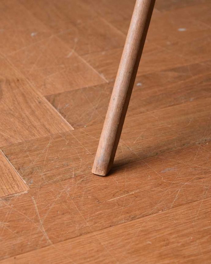 タオルハンガー アンティーク家具 フランスで見つけた折りたたみ式のアンティークランドリーハンガー(タオルハンガー)。持ち上げなくても移動ラクラクHandleのアンティーク家具の足の裏にはフェルトキーパーをお付けしています。(m-614-f)