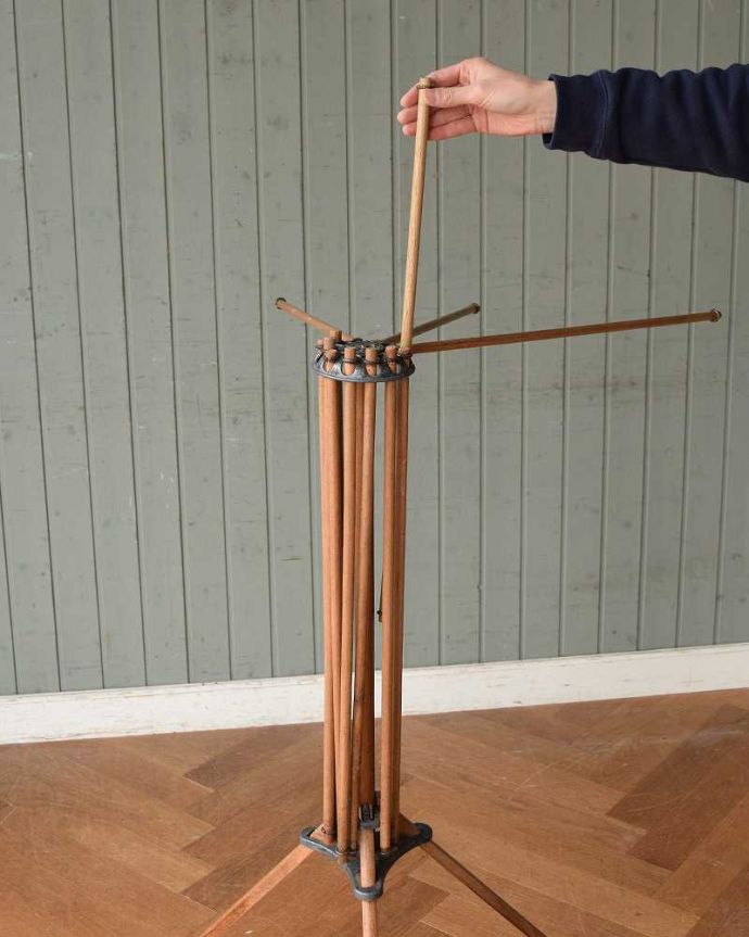 タオルハンガー アンティーク家具 フランスで見つけた折りたたみ式のアンティークランドリーハンガー(タオルハンガー)。ハンガー部分の広げ方も簡単!ハンガー部分を上に引き出していくと広げることが出来ます。(m-614-f)