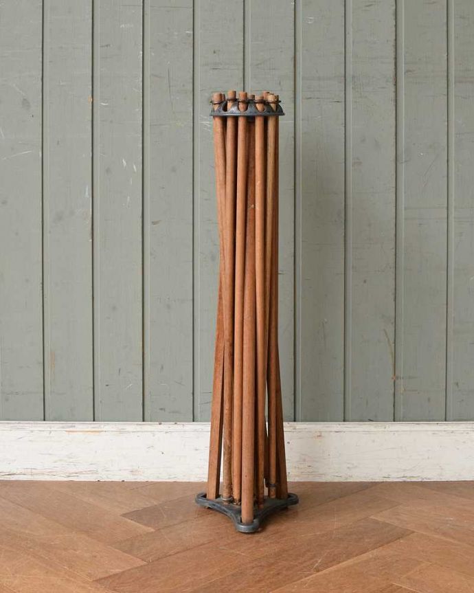 タオルハンガー アンティーク家具 フランスで見つけた折りたたみ式のアンティークランドリーハンガー(タオルハンガー)。畳むとこんなにコンパクト全部閉じるとこんなにきれいにまとまるので収納も簡単です。(m-614-f)