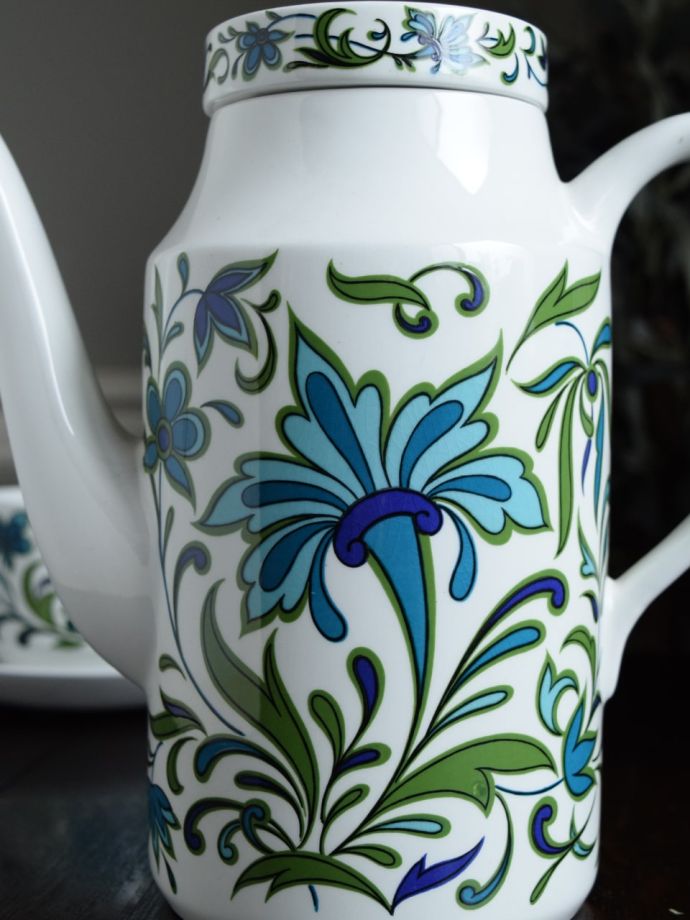 ミッドウィンターのスパニッシュガーデンのポット