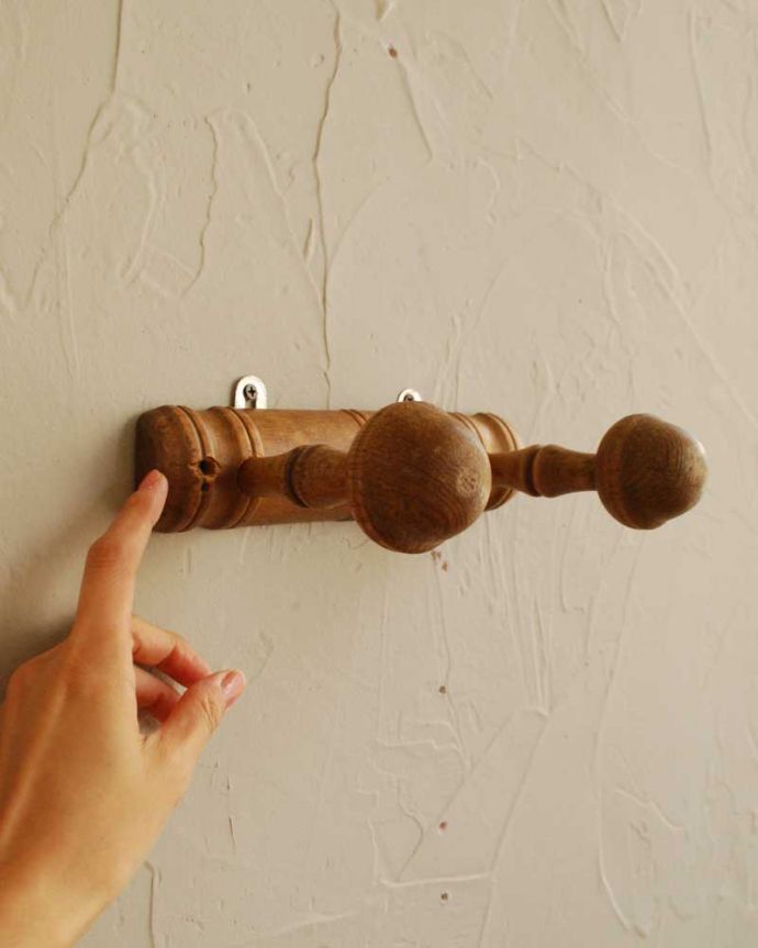 ウォールシェルフ・ウォールハンガー　アンティーク家具　バンブーデザインのアンティークフックボード（ウォールハンガー・2連フック）。壁をオシャレに魅せてくれる小さなアンティークアンティークのフックボードを何もない壁に取り付けるだけで、なんだかお部屋をオシャレに魅せてくれるんです。(m-618-f)