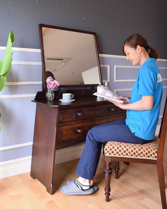 アンティークのドレッサー　アンティーク家具　アンティークの英国家具、オーク材のドレッシングチェスト。デスクとしても使えちゃう便利な家具天板も広々しているので、椅子を置けばデスクとして使えちゃうんです。(m-619-f)